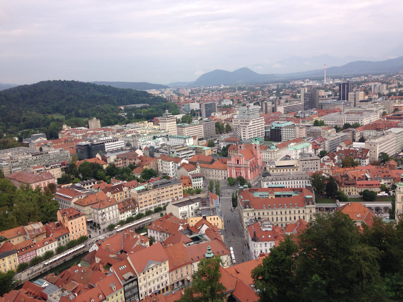 Razgled z ljubljanskega gradu na Ljubljano in Šmarno goro